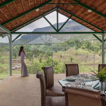 Stayvista'S Ficus Farms - Mountain-View Haven With Rustic Artsy Interiors, Outdoor Pool, Glasshouse, Home Theatre & Karaoke Delight 伊加特普里 外观 照片