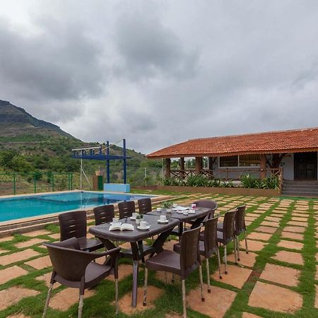 Stayvista'S Ficus Farms - Mountain-View Haven With Rustic Artsy Interiors, Outdoor Pool, Glasshouse, Home Theatre & Karaoke Delight 伊加特普里 外观 照片