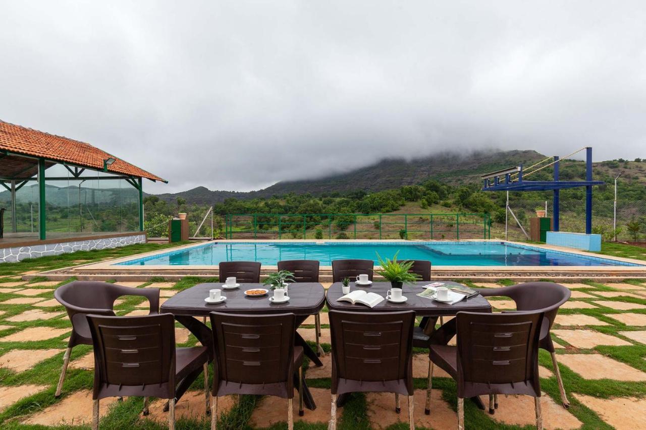 Stayvista'S Ficus Farms - Mountain-View Haven With Rustic Artsy Interiors, Outdoor Pool, Glasshouse, Home Theatre & Karaoke Delight 伊加特普里 外观 照片
