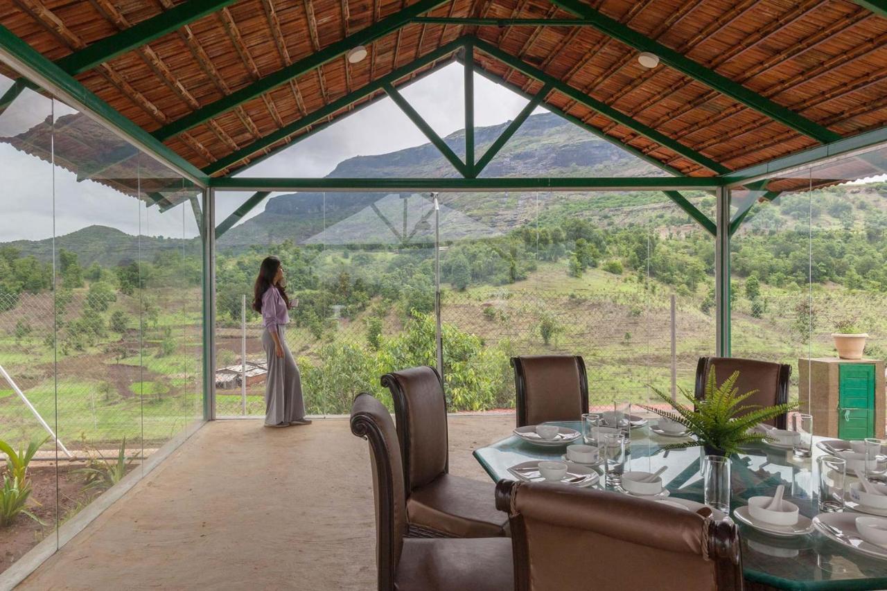 Stayvista'S Ficus Farms - Mountain-View Haven With Rustic Artsy Interiors, Outdoor Pool, Glasshouse, Home Theatre & Karaoke Delight 伊加特普里 外观 照片