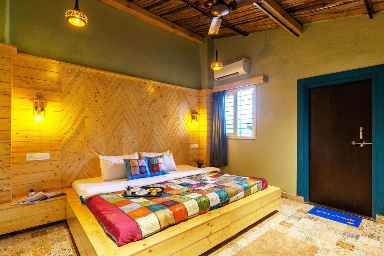 Stayvista'S Ficus Farms - Mountain-View Haven With Rustic Artsy Interiors, Outdoor Pool, Glasshouse, Home Theatre & Karaoke Delight 伊加特普里 外观 照片