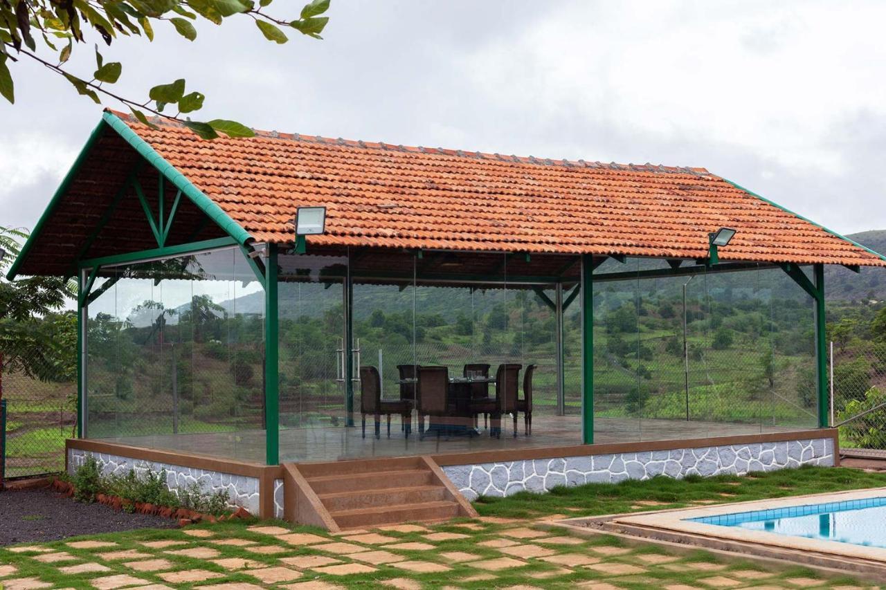Stayvista'S Ficus Farms - Mountain-View Haven With Rustic Artsy Interiors, Outdoor Pool, Glasshouse, Home Theatre & Karaoke Delight 伊加特普里 外观 照片