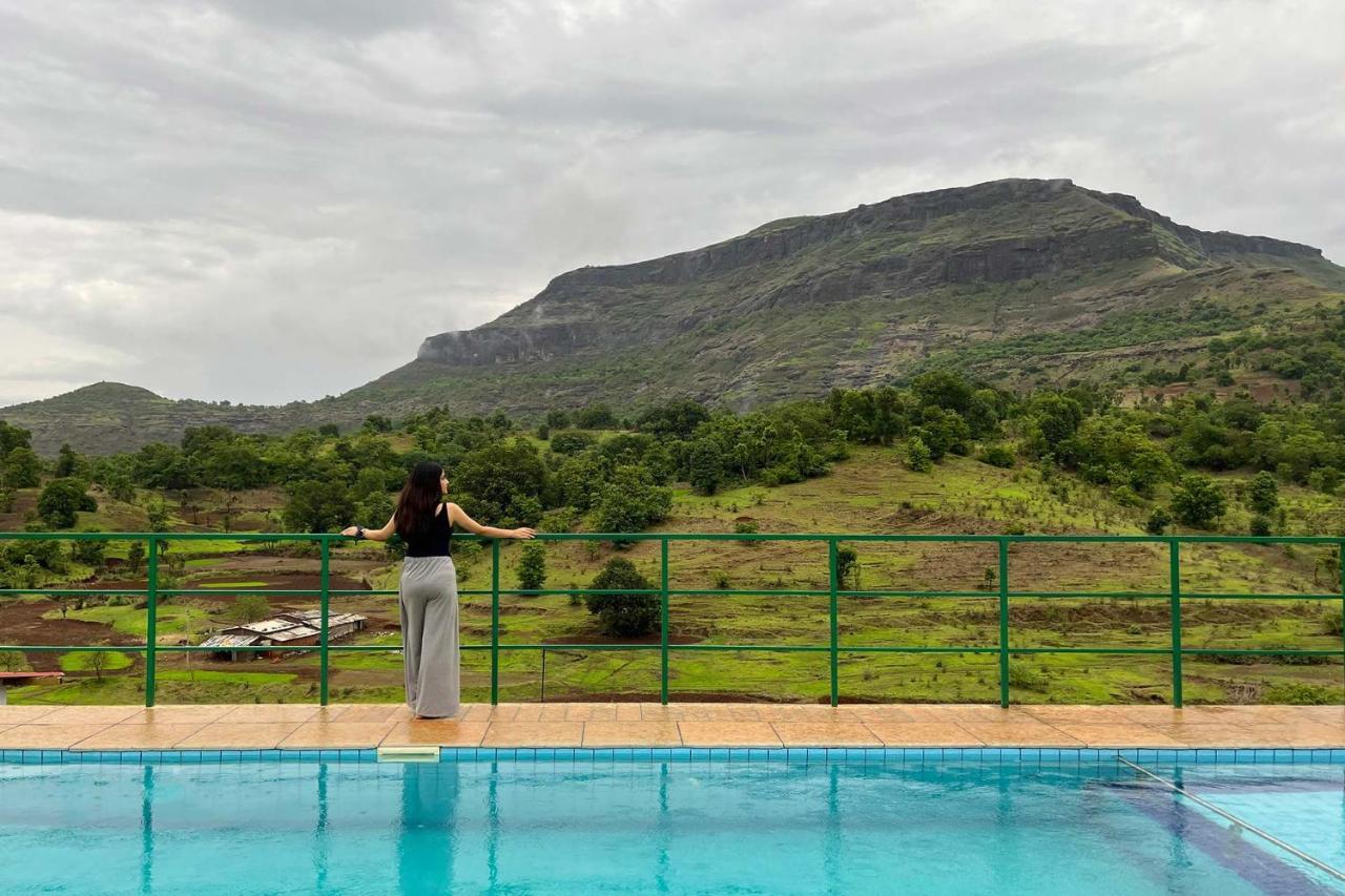 Stayvista'S Ficus Farms - Mountain-View Haven With Rustic Artsy Interiors, Outdoor Pool, Glasshouse, Home Theatre & Karaoke Delight 伊加特普里 外观 照片