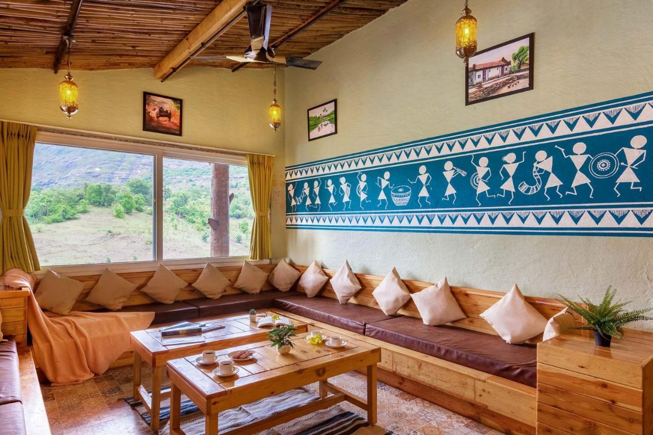 Stayvista'S Ficus Farms - Mountain-View Haven With Rustic Artsy Interiors, Outdoor Pool, Glasshouse, Home Theatre & Karaoke Delight 伊加特普里 外观 照片