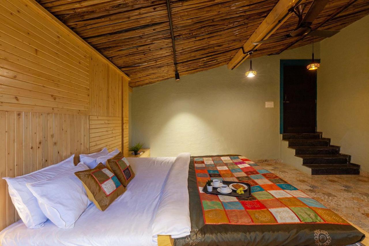 Stayvista'S Ficus Farms - Mountain-View Haven With Rustic Artsy Interiors, Outdoor Pool, Glasshouse, Home Theatre & Karaoke Delight 伊加特普里 外观 照片