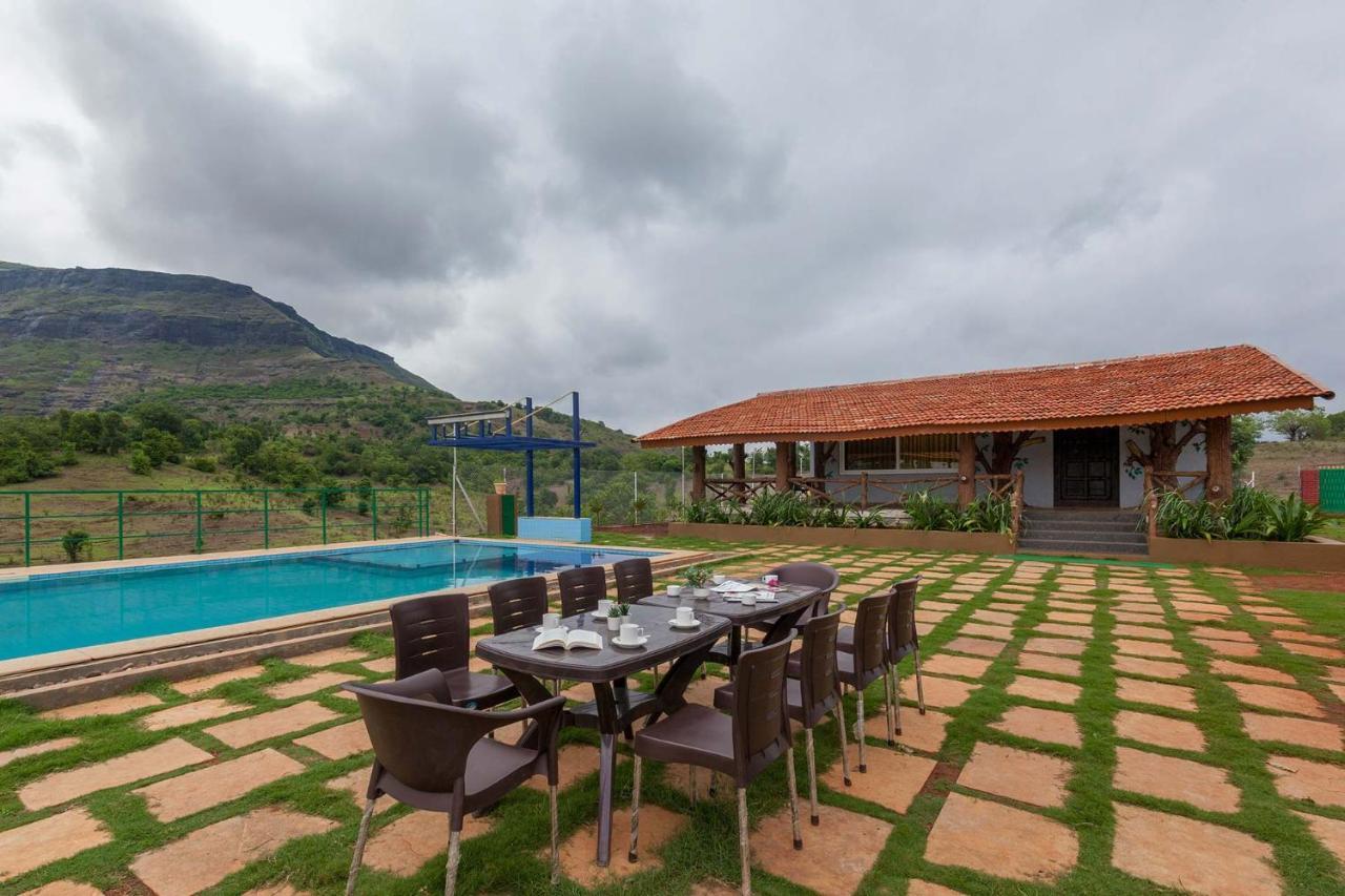 Stayvista'S Ficus Farms - Mountain-View Haven With Rustic Artsy Interiors, Outdoor Pool, Glasshouse, Home Theatre & Karaoke Delight 伊加特普里 外观 照片
