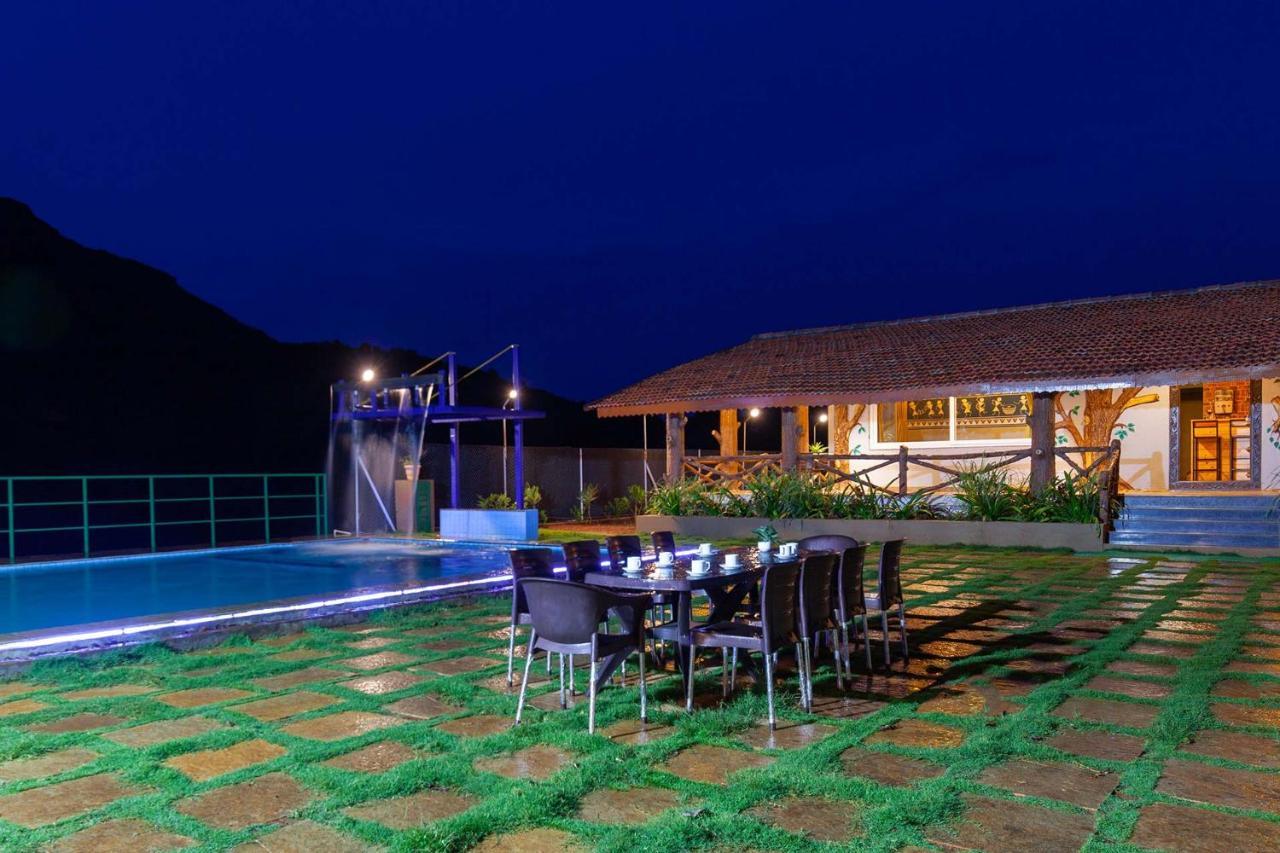 Stayvista'S Ficus Farms - Mountain-View Haven With Rustic Artsy Interiors, Outdoor Pool, Glasshouse, Home Theatre & Karaoke Delight 伊加特普里 外观 照片